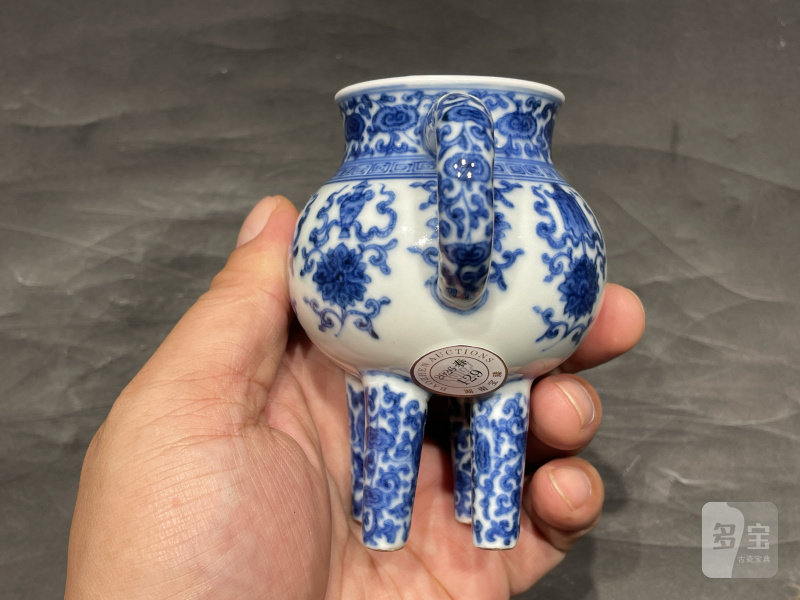 清中晚期 青花缠枝花卉八宝纹香壶（带木盖，木座） - 图3